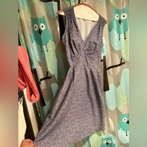 Figure-flattering cotton dress with pockets!